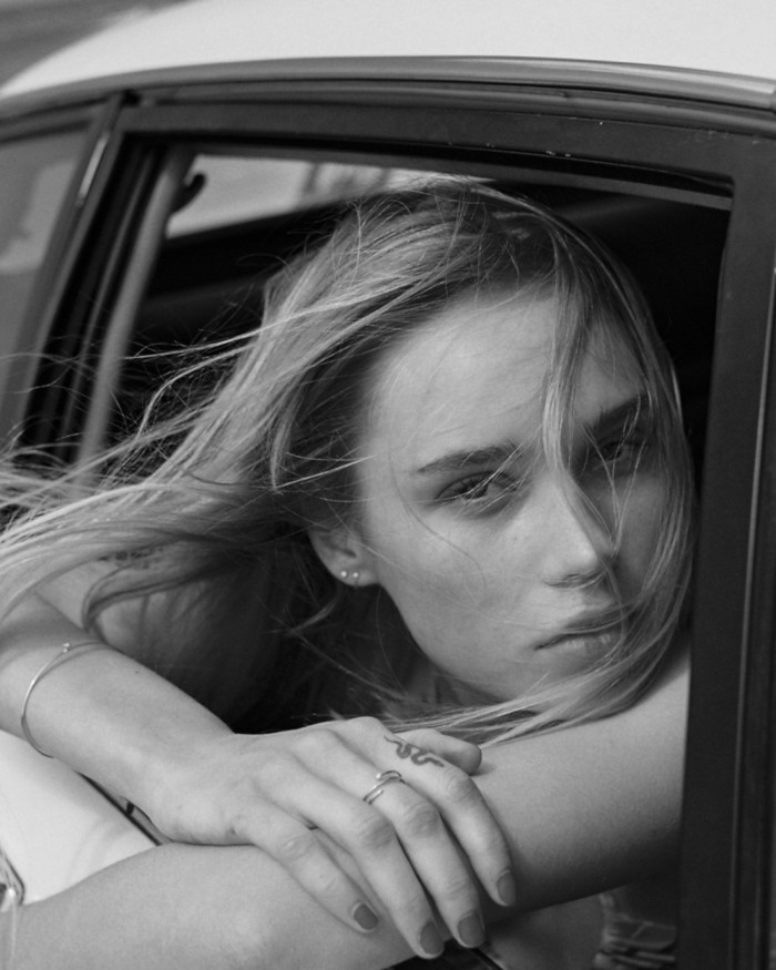 Pierścionek spiralny z białego złota z diamentami | LECARRE