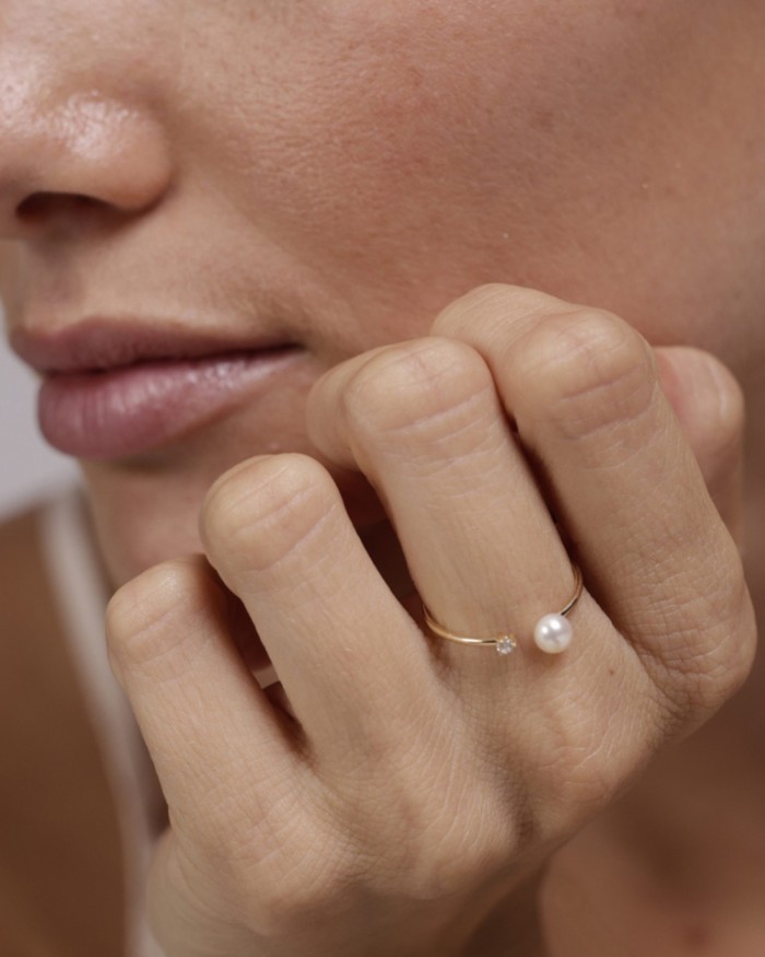 Ring i rent gull med diamanter og perler | LECARRE