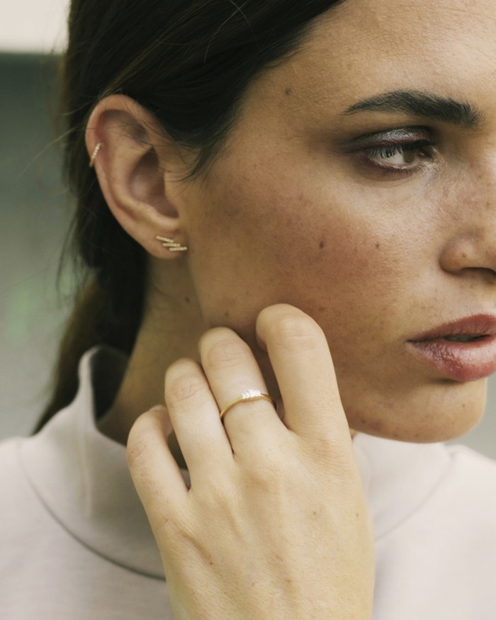 Anel dourado com diamantes em lapidação baguete degradê | LECARRE