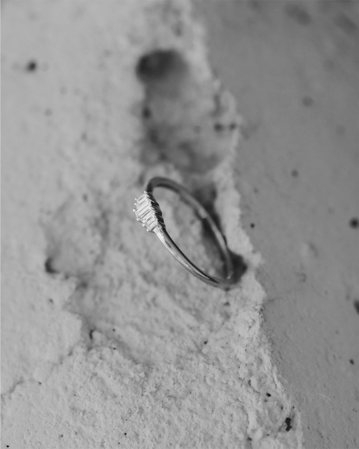 Bague dégradée en or blanc sertie de diamants baguette | LECARRE