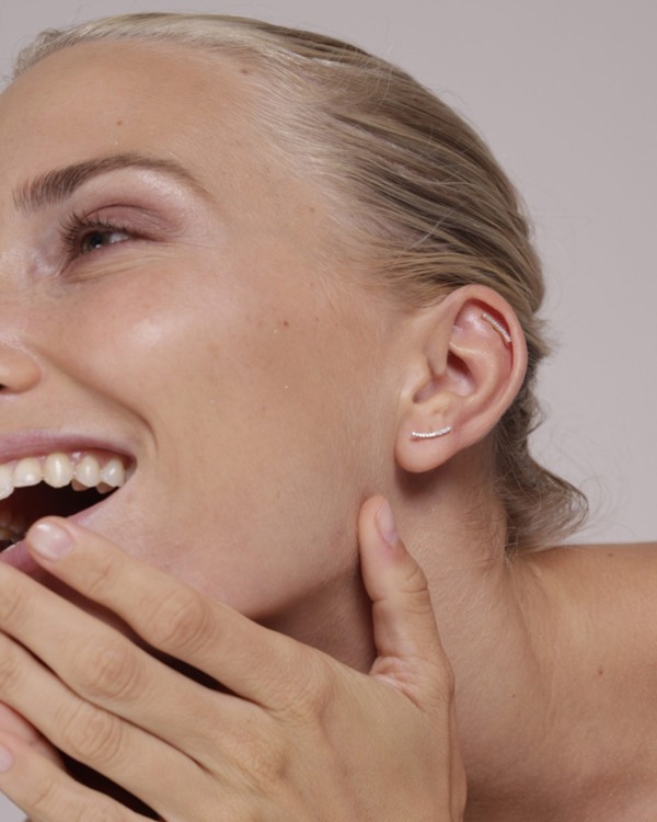 Oorbellen met gebogen gouden staafjes en diamanten | LECARRE 2