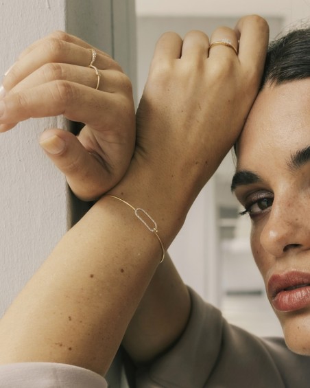 Άκαμπτο βραχιόλι από χρυσό 18 καρατίων με αγκράφα με διαμάντια | LECARRE