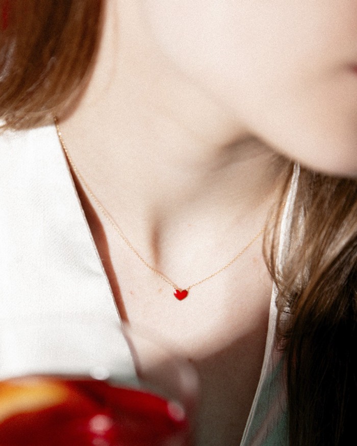 Ciondolo a forma di cuore in oro con smalto rosso | LECARRE