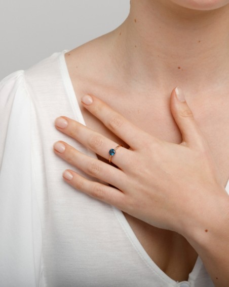 Ring mit London Blue Topas und seitlichem Diamanten | LECARRE