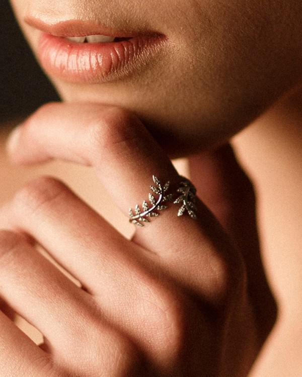 Ring med blader i gull og diamanter | LECARRE 2