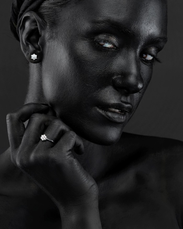 Anello classico a rosetta in oro bianco con diamanti | LECARRE