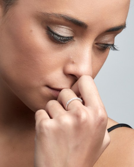 Halv vigselring i vitguld med diamanter | LECARRE