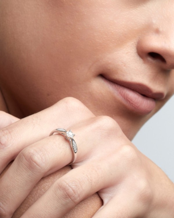 Anello solitario a quattro griffe con diamanti laterali | LECARRE 2