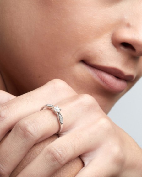 Anello solitario a quattro griffe con diamanti laterali | LECARRE