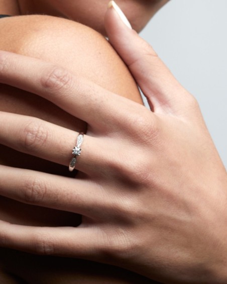 Bague solitaire à quatre griffes avec diamants latéraux | LECARRE
