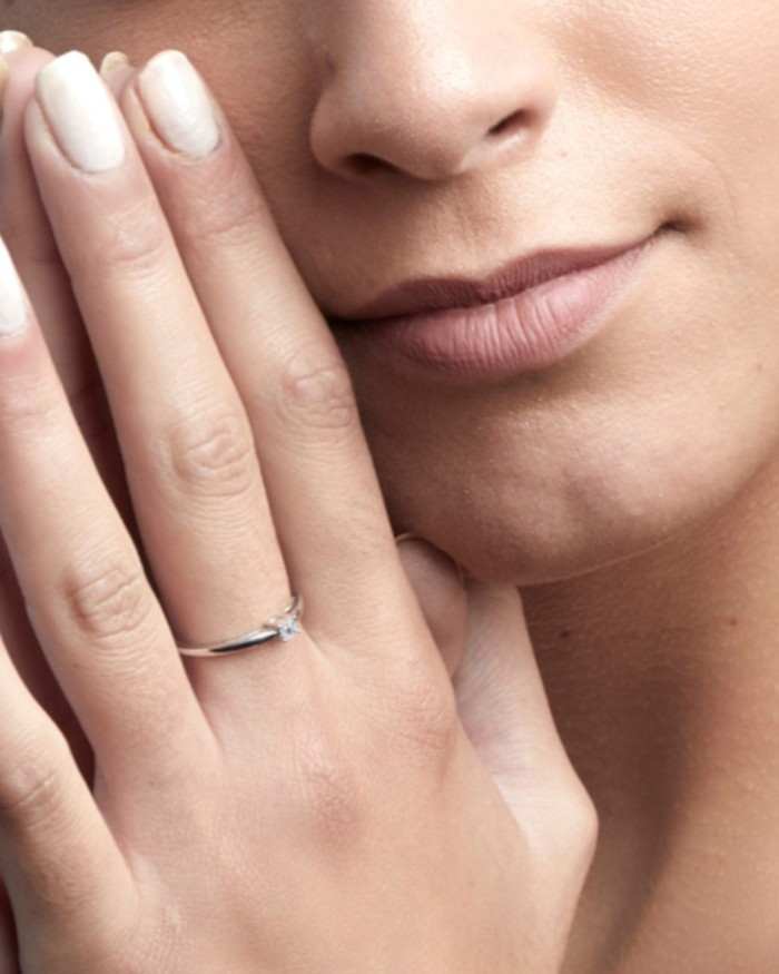 Solitaire ring met 4 klauwen van witgoud en diamant | LECARRE