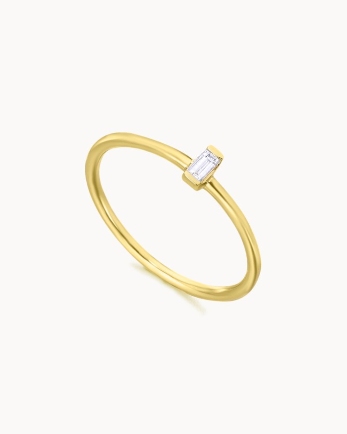 Bague en or jaune sertie d'un diamant taille baguette | LECARRE