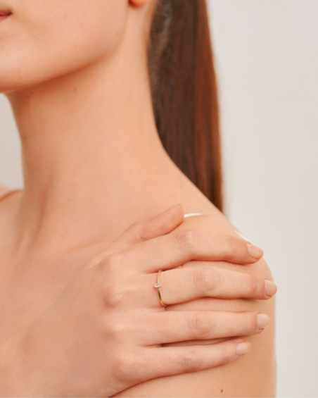 Ring med baguetteslipad diamant i gult guld | LECARRE