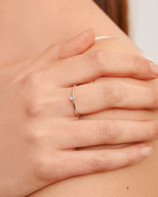 Ring med baguetteslipad diamant i vitt guld | LECARRE 2