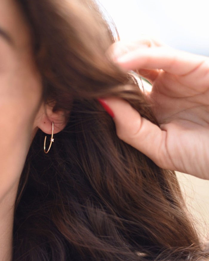 Brincos de argola longos dourados com diamantes | LECARRE