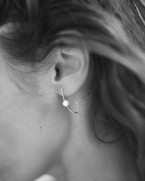 Boucles d'oreilles créoles allongées en or blanc et perles | LECARRE 2