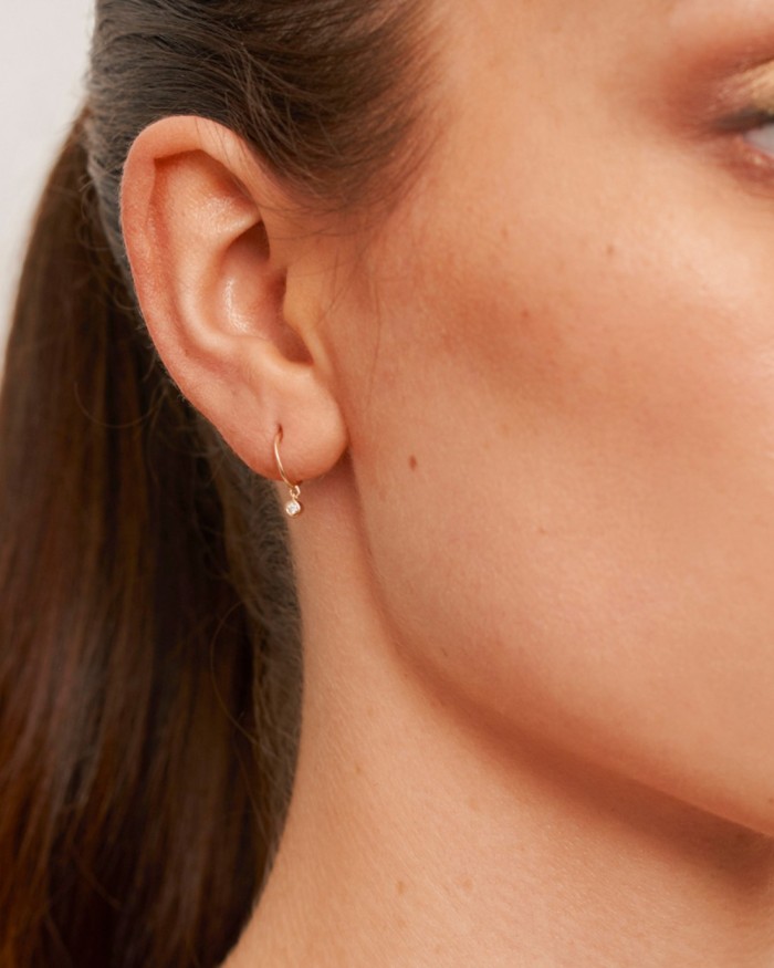 Brinco de argola aberta com diamante pendente em ouro | LECARRE