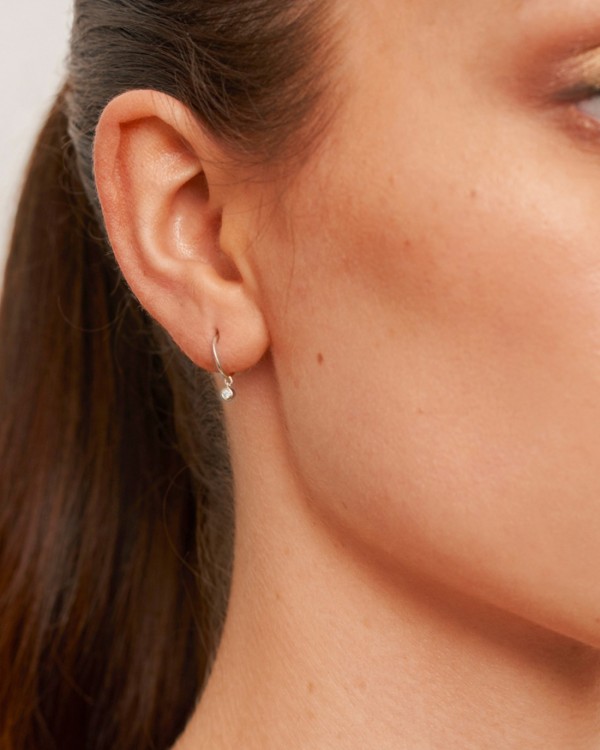 Orecchino a cerchio aperto con diamante pendente in oro bianco | LECARRE 2