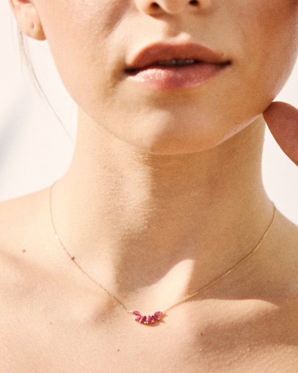 Złoty łańcuszek z wisiorkiem Wild Rubies | LECARRE 2