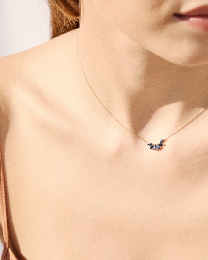 Wilde saffier hanger met gouden ketting | LECARRE